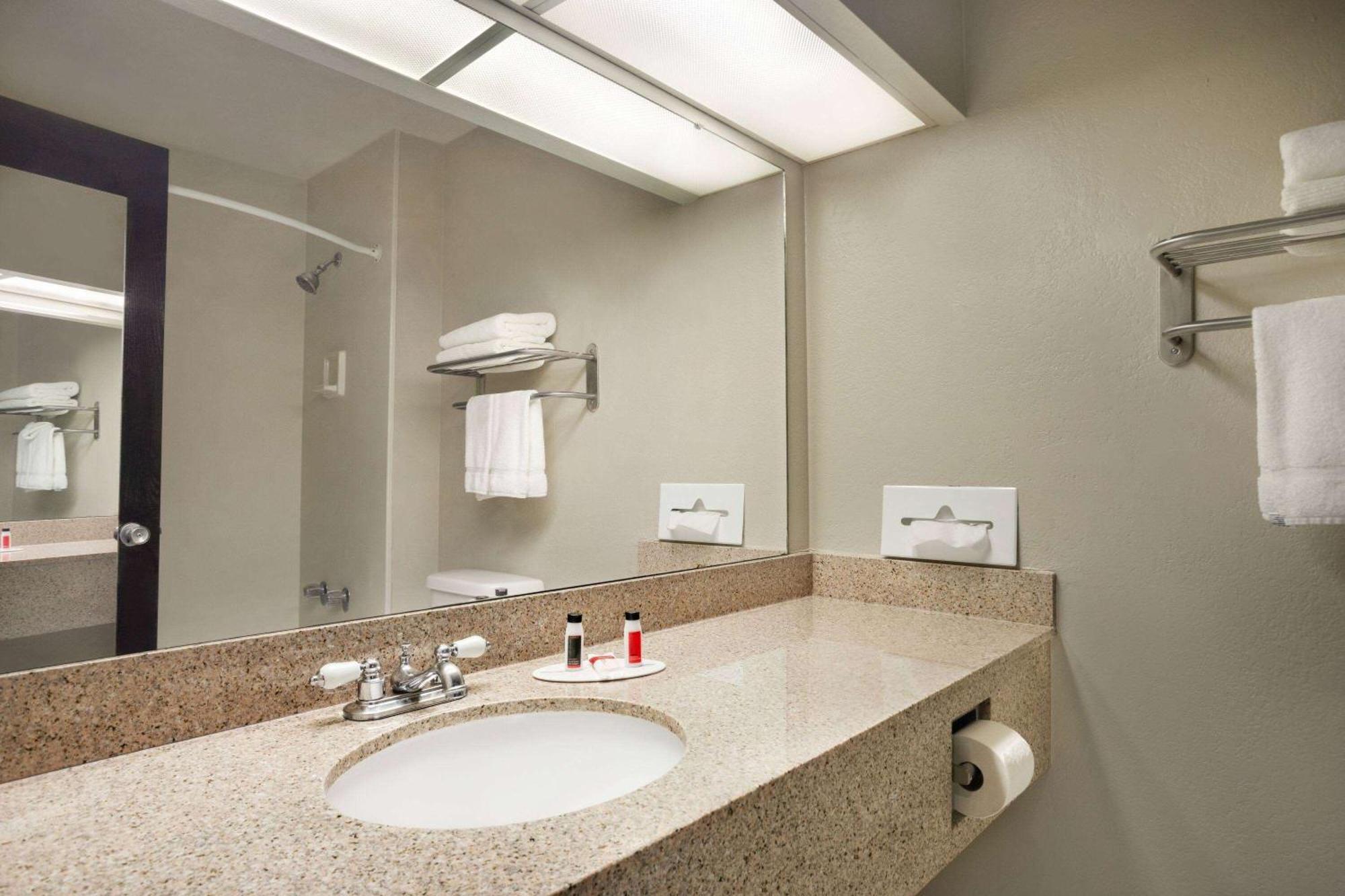 Baymont By Wyndham Kansas City Ku Medical Center Zewnętrze zdjęcie